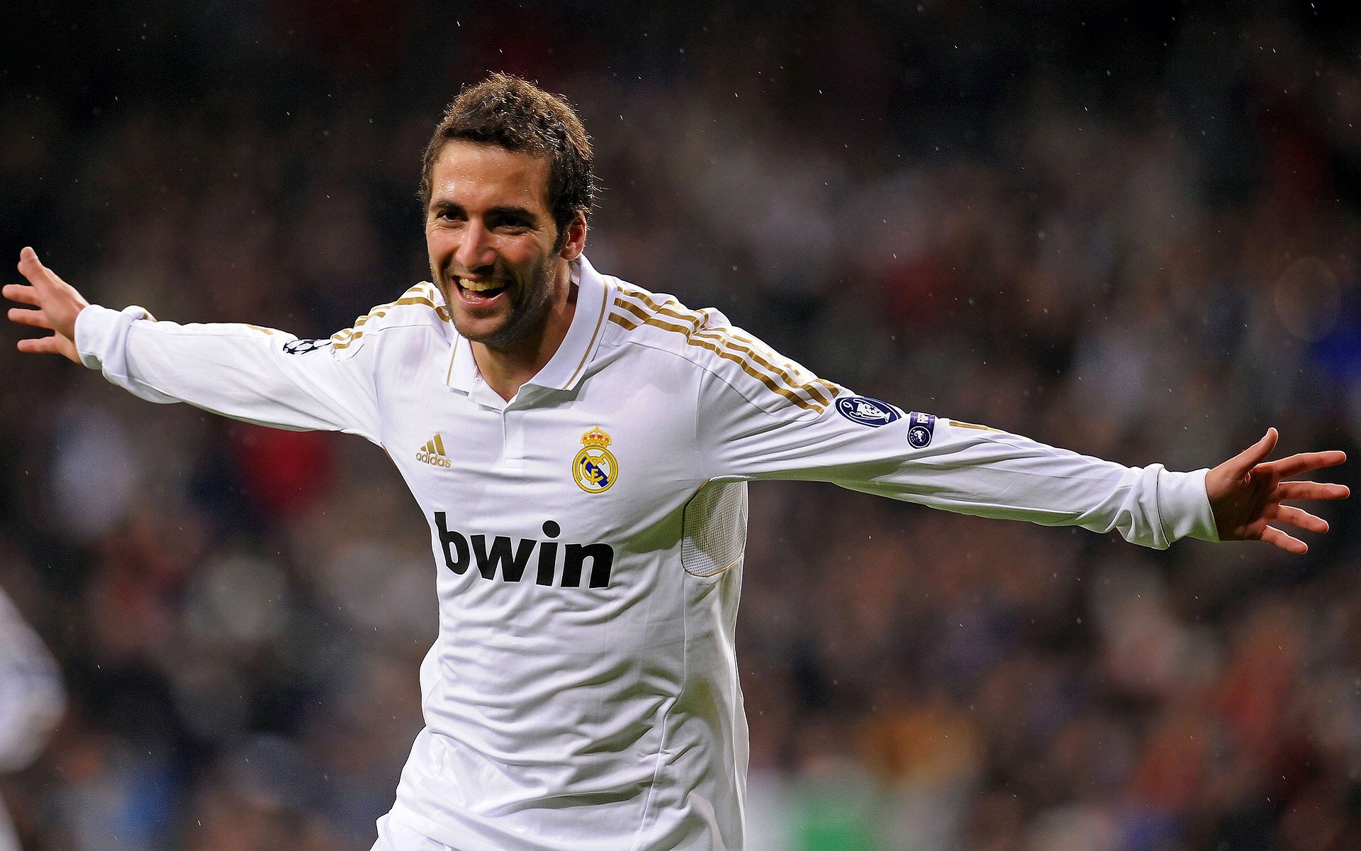 球员在欧冠中被评为当场最佳并获媒体采访，欧冠联赛最佳球员