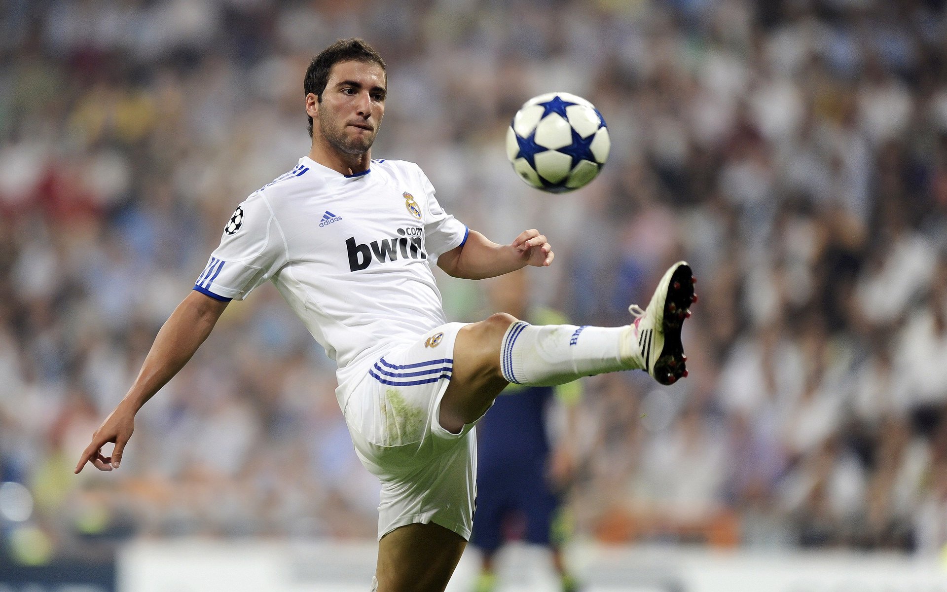 国足锋线射手参加专项射门训练，中国足球射门教学视频